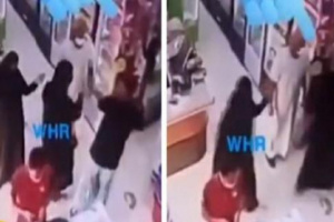 شاهد.. كيف تعاملت امرأة مع شاب تحرش بفتاة داخل أحد المتاجر!