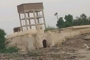 مليشيات الحوثي تستهدف منازل المواطنين ومشروع مياه الخامري في حيس