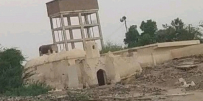 مليشيات الحوثي تستهدف منازل المواطنين ومشروع مياه الخامري في حيس
