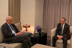 الخبجي يطلع السفير البريطاني تطورات مباحثات اتفاق الرياض 