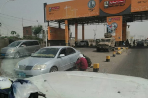 مشهد بعدسة الماره.. جندي في قوات طوق عدن يساعد مواطن على إصلاح سيارته