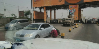 مشهد بعدسة الماره.. جندي في قوات طوق عدن يساعد مواطن على إصلاح سيارته