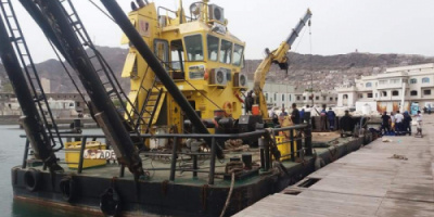 الفرق الهندسية تستكمل صيانة الرصيف العائم لخفر سواحل العاصمة عدن