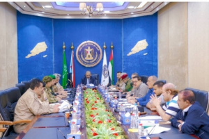 الرئيس القائد عيدروس الزُبيدي يترأس اجتماعًا للقادة العسكريين والأمنيين