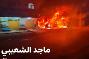 حريق هائل يلتهم محل زينة سيارات في الدارين بعدن 
