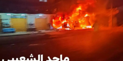 حريق هائل يلتهم محل زينة سيارات في الدارين بعدن 