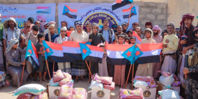 انتقالي شبوة يدشن توزيع السلال الغذائية على أسر الشهداء بالمحافظة