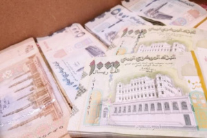 حرب العملة بين الشرعية والحوثيين تنذر بمزيد من الأعباء والأهوال على السكان