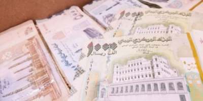 حرب العملة بين الشرعية والحوثيين تنذر بمزيد من الأعباء والأهوال على السكان