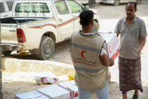 هيئة الهلال الأماراتي توزع دفعة جديدة من المساعدات الغذائية على أهالي المكلا 