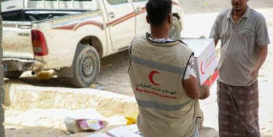هيئة الهلال الأماراتي توزع دفعة جديدة من المساعدات الغذائية على أهالي المكلا 