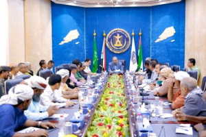  الرئيس الزُبيدي يحث قيادة انتقالي لحج على الصمود والتقرب اكثر من هموم المواطنين
