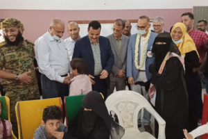 مدير عام المنصورة يفتتح مشروع عيادة الكراسي المتحركة بمركز التأهيل المهني بعدن