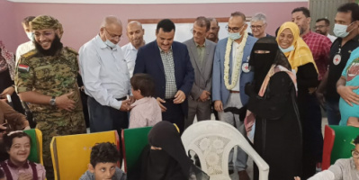 مدير عام المنصورة يفتتح مشروع عيادة الكراسي المتحركة بمركز التأهيل المهني بعدن