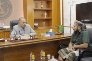 خلال لقائه بأحد مشائح الصبيحة.. الرئيس الزُبيدي يتعهد بالضغط لإطلاق سراح وزير الدفاع اللواء الصبيحي