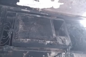 مأمور البريقة يتفقد أضرار حريق نشب بأحد المنازل في منطقة صلاح الدين