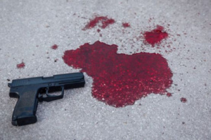 مسلح حوثي يقتل والدته بعد فشله في قتل والده بـ13 رصاصة