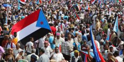 التظاهرات السلمية تفضح انتهاكات الشرعية الاخوانية وتظهر المواقف الوطنية للانتقالي