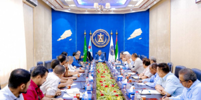 الرئيس الزُبيدي يعقد اجتماعًا هامًا مع اللجنة الاقتصادية وجمعية الصرافين الجنوبيين