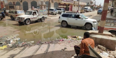 وسط تجاهل اخواني.. مياه الصرف الصحي تغرق شوارع عتق