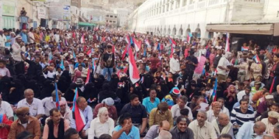 عشرات الآلاف يحتشدون في المكلا تنديداً بسياسة الافقار والتجويع ورفضا لمجلس النواب اليمني