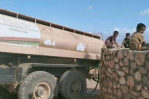 خليفة الإنسانية تدفع بإمدادات المياه إلى مناطق الشح المائي غرب سقطرى