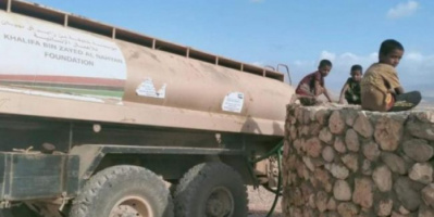 خليفة الإنسانية تدفع بإمدادات المياه إلى مناطق الشح المائي غرب سقطرى