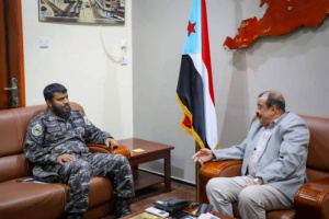 اللواء بن بريك يناقش مع العميد أحمد بن عفيف عدد من الموضوعات المتعلقة بحماية المنشآت