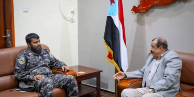 اللواء بن بريك يناقش مع العميد أحمد بن عفيف عدد من الموضوعات المتعلقة بحماية المنشآت