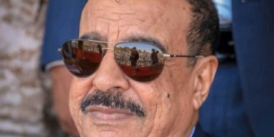 اللواء بن بريك يُعزّي في وفاة الإعلامي القدير سعيد خنبري