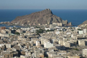 تلاحق إرهابيين.. الأجهزة الأمنية بكريتر للمواطنين: ألزموا منازلكم 
