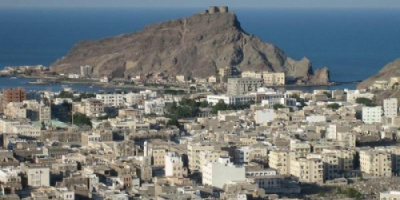 تلاحق إرهابيين.. الأجهزة الأمنية بكريتر للمواطنين: ألزموا منازلكم 