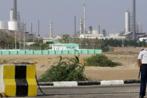 تحقيق استقصائي: "بزنس النفط" يجمع بين الحوثي ومسؤولين بالشرعية بدعم من الرئاسة