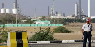تحقيق استقصائي: "بزنس النفط" يجمع بين الحوثي ومسؤولين بالشرعية بدعم من الرئاسة