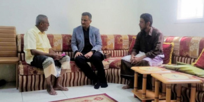 محافظ العاصمة عدن يزور أسرة الشهيد الإعلامي طارق مصطفى ويقدم واجب العزاء 