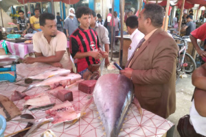 مدير البريقة يؤكد بإتخاذ الإجراءات الرادعة بحق المتلاعبين بأسعار اللحوم والأسماك