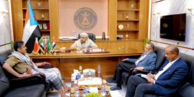 الرئيس الزُبيدي يلتقي رئيس تنفيذية انتقالي شبوة ويطّلع منه على آخر المستجدات بالمحافظة