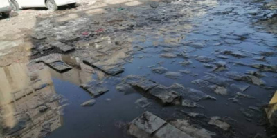 المجاري تحاصر سوق الحبيلين ومطالبات بوضع حل لهذه المشكلة 