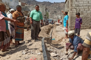 مدير البريقة يدشن مشروع تقوية ضخ المياه لحي العمال بمنطقة الزحف الأحمر