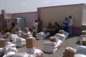 الصليب الأحمر يُقدم مساعدات غذائية لـ 2000 أسرة في الدريهمي