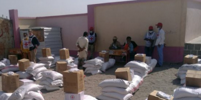 الصليب الأحمر يُقدم مساعدات غذائية لـ 2000 أسرة في الدريهمي