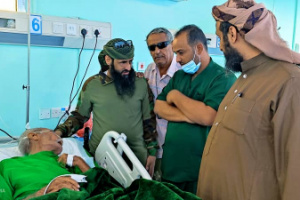 بتوجيهات الرئيس الزُبيدي.. العميد الوالي يزور الكاتب يابلي ويطمئن على صحته