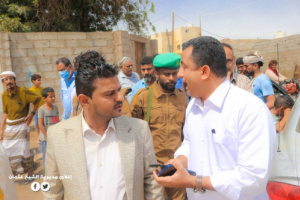 مدير عام الشيخ عثمان ومدير مؤسسة كهرباء عدن يتفقدان عملية تركيب محولين بالممدارة