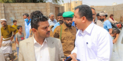 مدير عام الشيخ عثمان ومدير مؤسسة كهرباء عدن يتفقدان عملية تركيب محولين بالممدارة