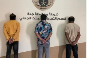 3 يمنيين يسرقون محال جدة بكسر جدرانها واقتحامها