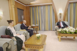 الرئيس الزُبيدي يناقش مع السفير البريطاني ملفي الاعمار الاقتصاد 