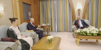 الرئيس الزُبيدي يناقش مع السفير البريطاني ملفي الاعمار الاقتصاد 