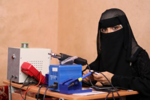 الإنمائي يدرب سيدات على صيانة الهواتف المحمولة 