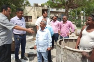 مدير المنصورة يوجه بتركيب منظومة الطاقة الشمسية وتاثيث مكتب الصرف الصحي بالمديرية