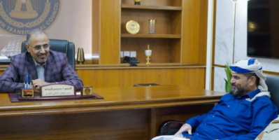 الرئيس القائد عيدروس الزبيدي يشدد على أهمية دور الوجهاء في مساندة السلطات المحلية لترسيخ السلم الاجتماعي